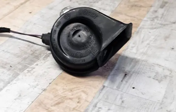 BMW 5 E39 Horn signal 703881157 024148