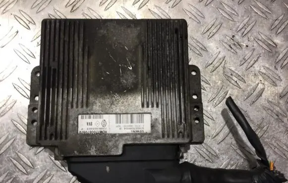 Renault Megane I Engine control unit/module s103750004d hom7700870572