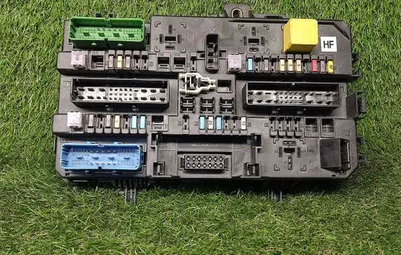 Opel Zafira B Power management control unit 13206758 13206758HF