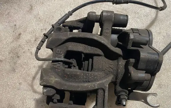 BMW 2 F46 Rear brake caliper 6798958