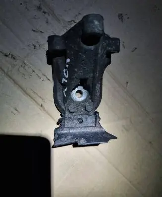 Volvo S60 Engine mount bracket