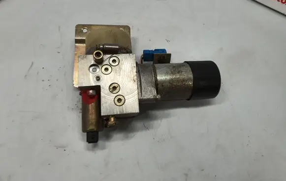 BMW 7 E65 E66 Tailgate hydraulic pump motor 7137999 51247137999 7202867