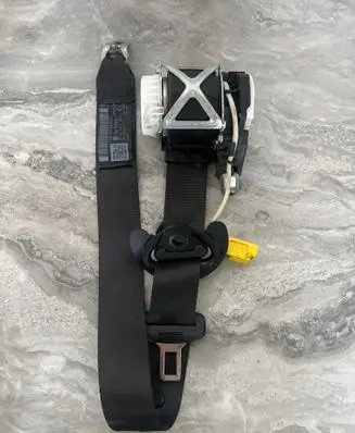 Volkswagen PASSAT B7 Front seatbelt 3C1857705P YD41907711 34077659