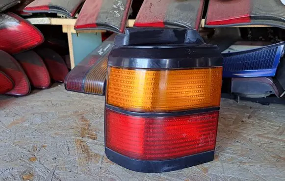 Volkswagen PASSAT B3 Rear/tail lights 333945111