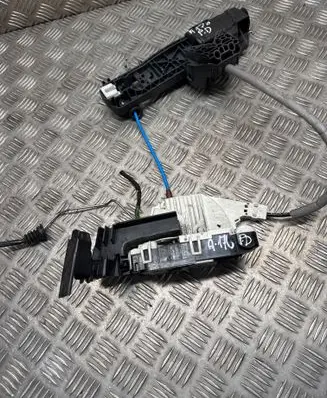 Mercedes-Benz A W176 Front door lock A1667200635 63884013 ZGS002