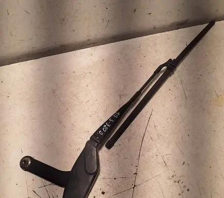 Front wiper blade arm