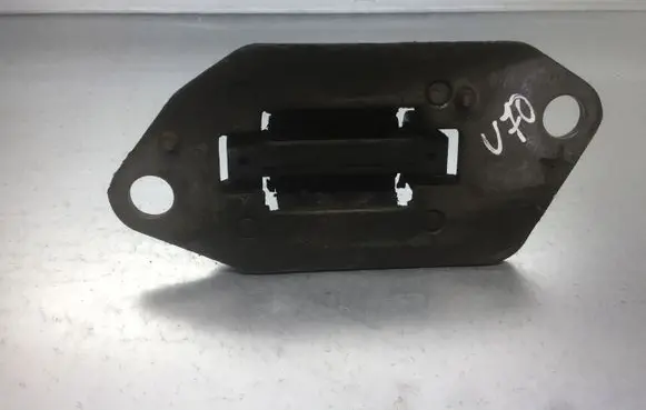 Volvo V70 Engine mount bracket 8624757