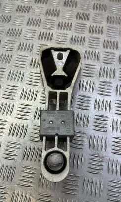 Volvo S90, V90 Engine mount bracket 31480664