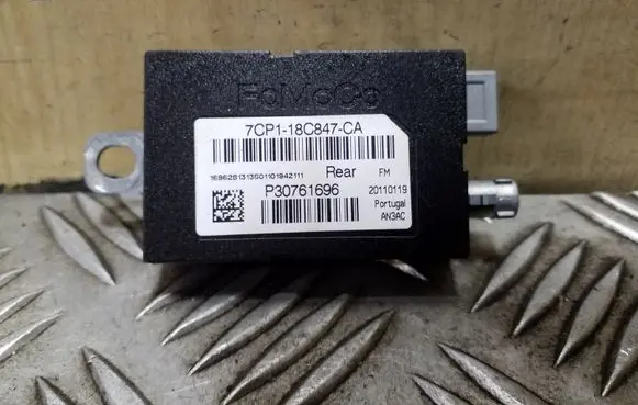 Ford Focus Aerial antenna amplifier 7CP118C847CA P30761696