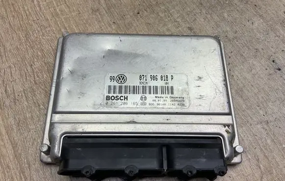 Volkswagen PASSAT B5 Engine control unit/module 071906018p 0261206165