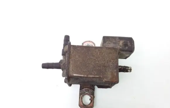 Volkswagen PASSAT B5 Vacuum valve 028906283F