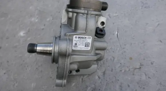 Audi A3 S3 8V Fuel injection high pressure pump 0445010537 04L130755D
