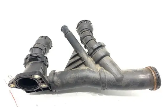 Volkswagen PASSAT B8 Engine coolant pipe/hose 04L121071E