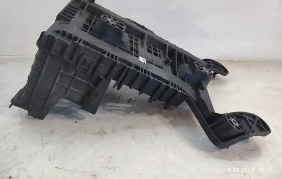 Volkswagen PASSAT B7 Battery tray 1K0915333