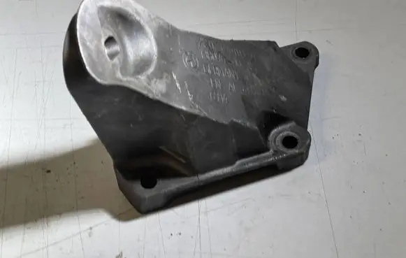 BMW 6 E63 E64 Engine mounting bracket 6761113