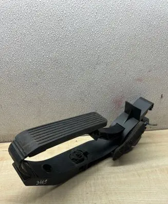 Mercedes-Benz E W211 Accelerator throttle pedal A2113000404