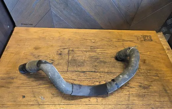 Engine coolant pipe/hose