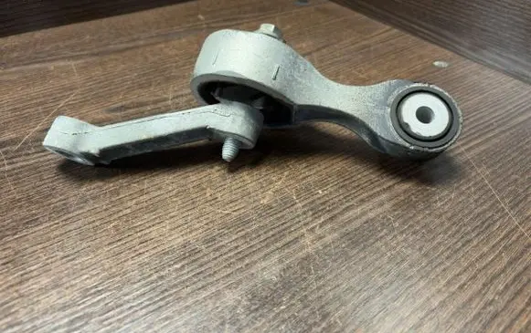 Engine mounting bracket