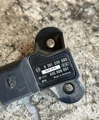 Volkswagen Golf V Camshaft speed sensor 0261230095