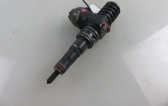 Volkswagen Golf V Fuel injector 0414720215 038130073AG