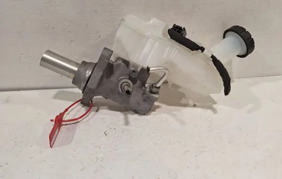 Brake fluid reservoir