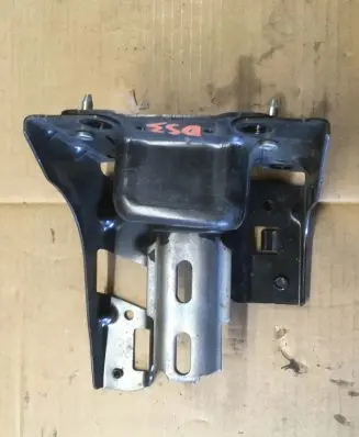 Citroen DS3 Engine mounting bracket