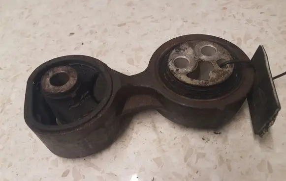 Honda CR-V Engine mount bracket