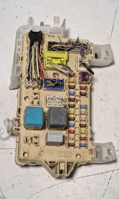 Toyota Corolla Verso AR10 Fuse module 892210F010 2221837669 07060113591803