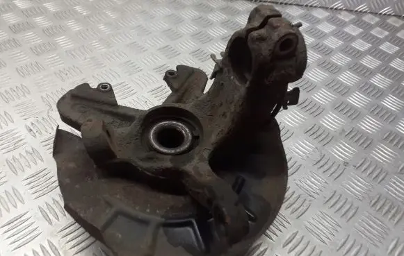 Volkswagen Polo IV 9N3 Front wheel hub spindle knuckle