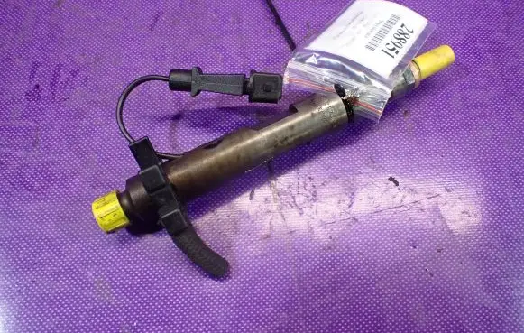 Volvo S40, V40 Fuel injector 7700875035