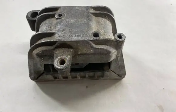 Volkswagen PASSAT B6 Engine mount bracket 1K0199262