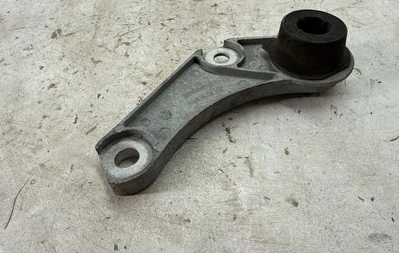 Chevrolet Camaro Muffler mount bracket/holder 23200937