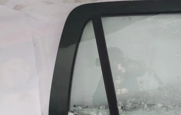 Rear vent window glass