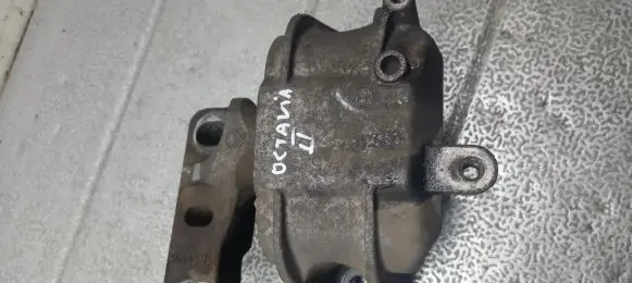 Skoda Octavia Mk2 (1Z) Fender mounting bracket