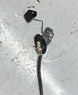 Toyota RAV 4 (XA40) Fuel level sensor 
