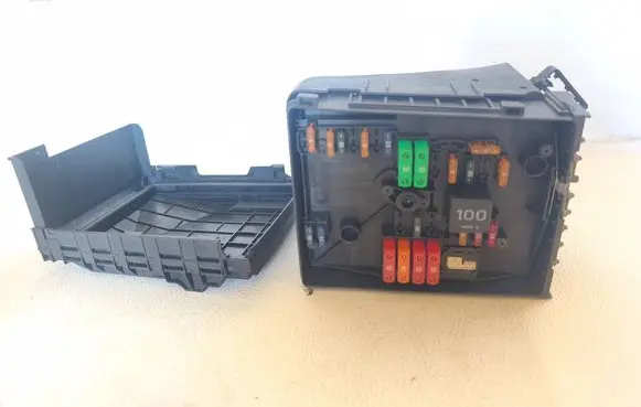 Volkswagen PASSAT B6 Fuse box cover 014189871 1K0937132F 01718128