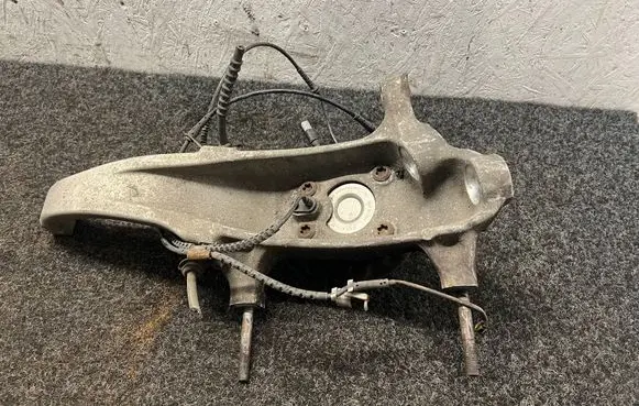 BMW M5 Front wheel hub 2286606