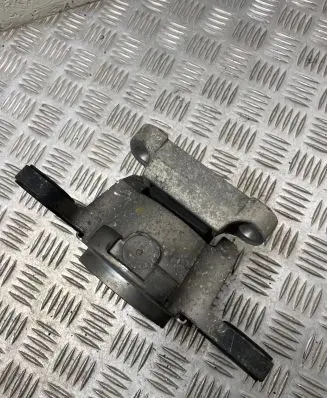 Volvo S80 Engine mount bracket