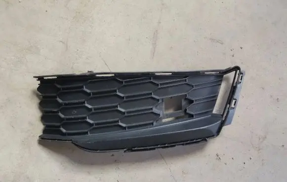 Skoda Kamiq Front bumper lower grill 658807368