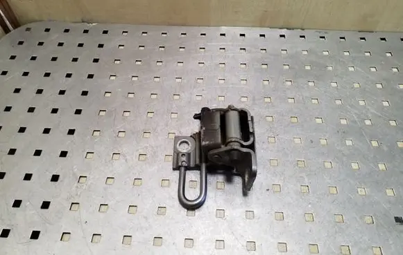 Audi Q7 4L Front door lower hinge 8E0831412E