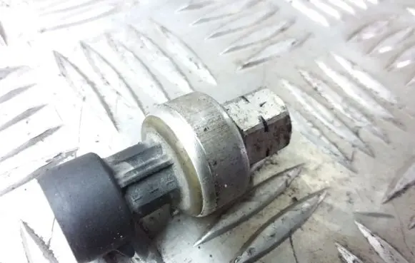 Opel Zafira B Air conditioning (A/C) pressure sensor 