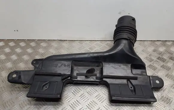 Infiniti Q70 Y51 Air intake duct part 165546AA0A