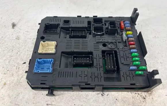 Citroen C4 II Picasso Fuse module 281197595