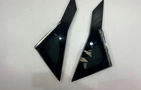 Nissan Qashqai J12 Front triangle window/glass 