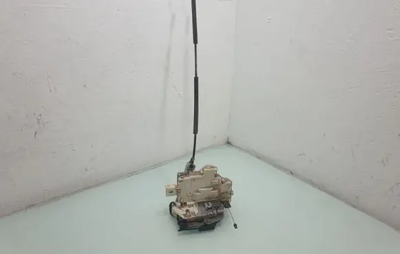 Seat Altea XL Rear door lock 5P0839011