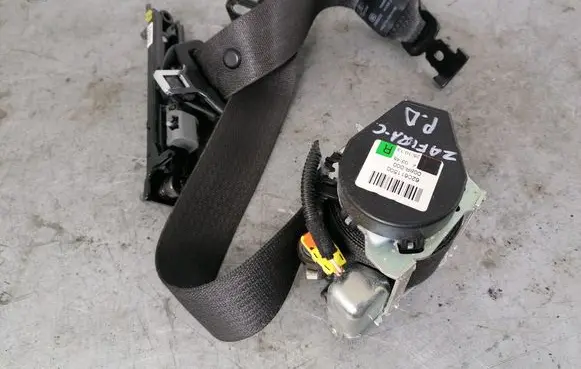 Opel Zafira C Front seatbelt 620611500