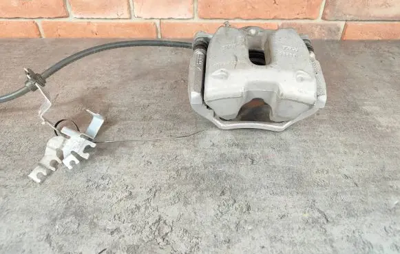 BMW X3 G01 Front brake caliper 6882253