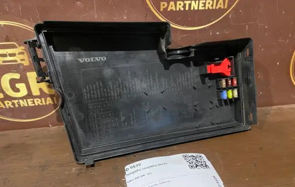 Volvo S40 Fuse box cover 30728349