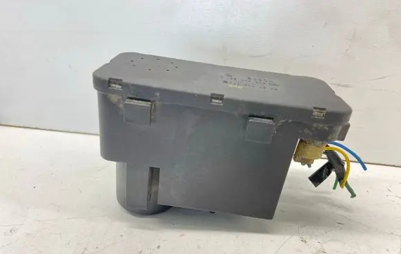 Mercedes-Benz 190 W201 Central locking vacuum pump A008000648 008000648 BOSCH