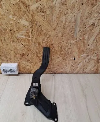 Accelerator throttle pedal